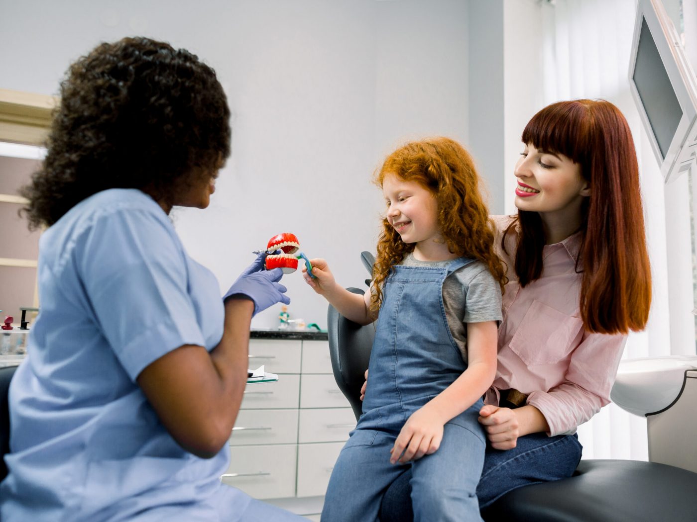 young-girl-learning-dental-hygiene-at-dentist-visi-2026-01-11-09-43-21-utc